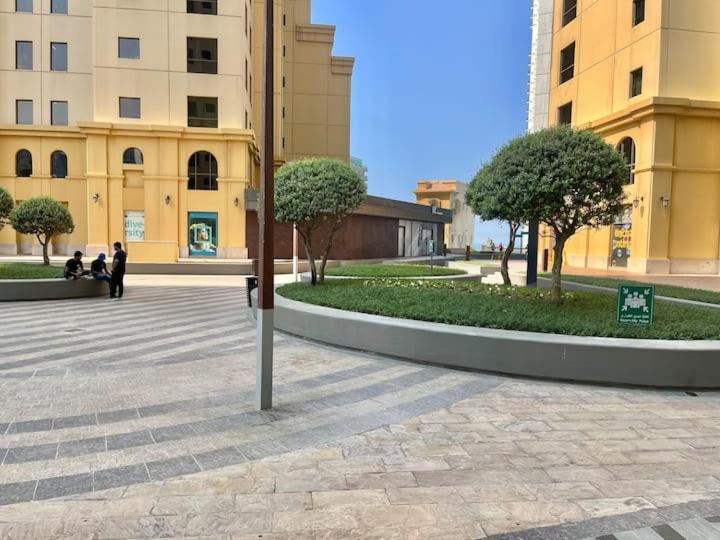 Amazing 1bdr In Jbr- Beach Access And Lake View Apartment